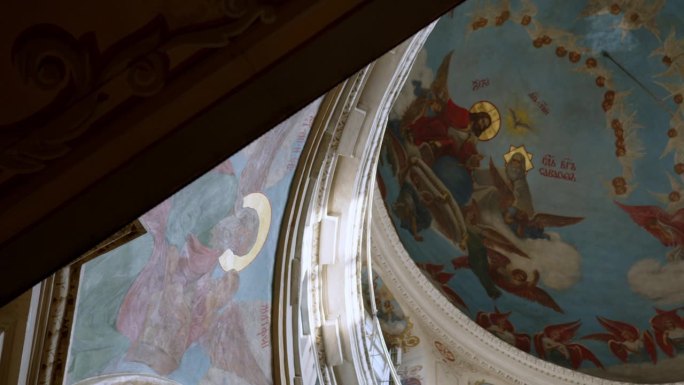 俄罗斯东正教教堂拱顶天花板上的壁画。壁画上的圣经主题。古老的图纸。中世纪的教堂。带有圣经故事主题的壁