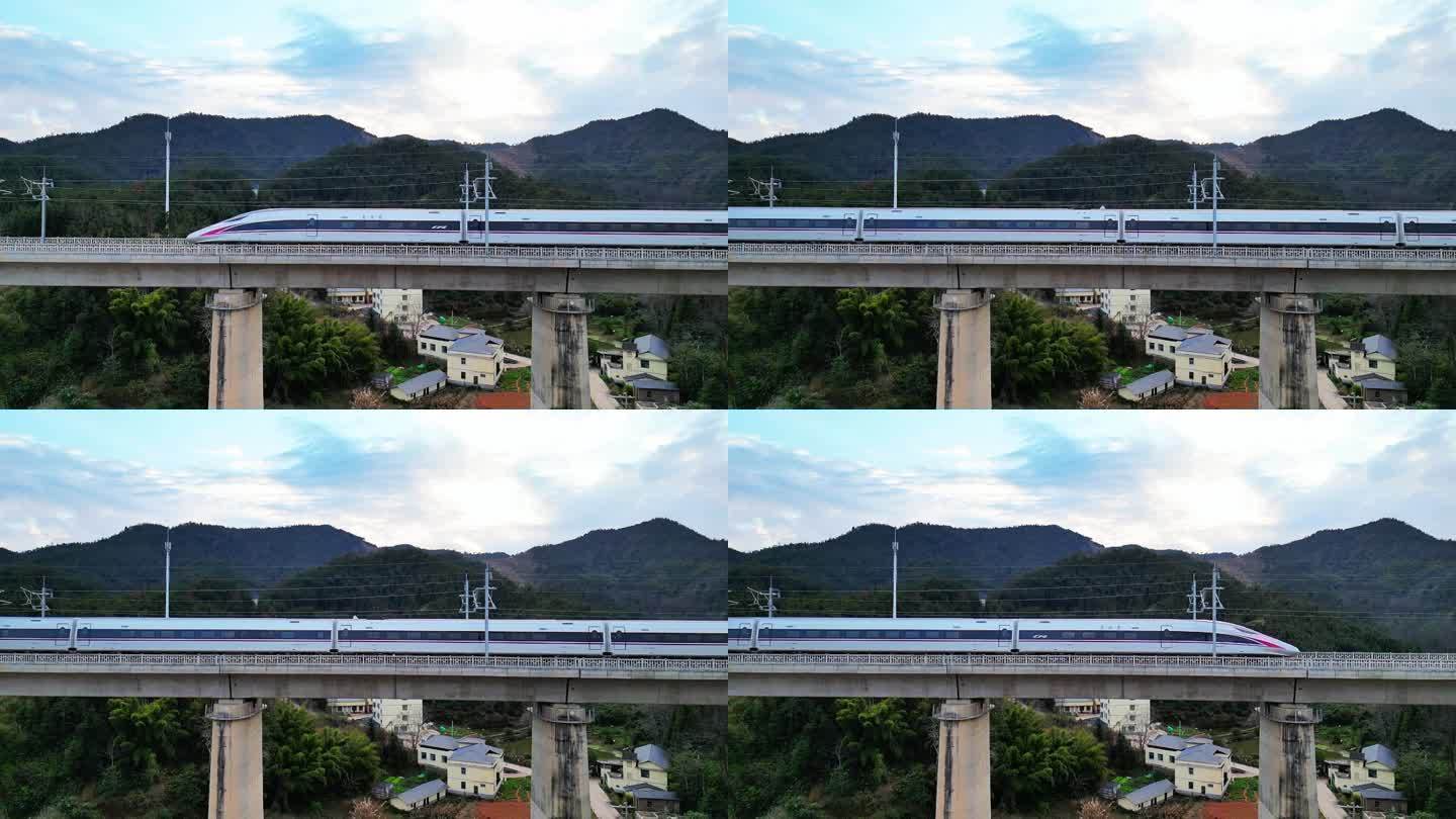 高铁驶过桥梁