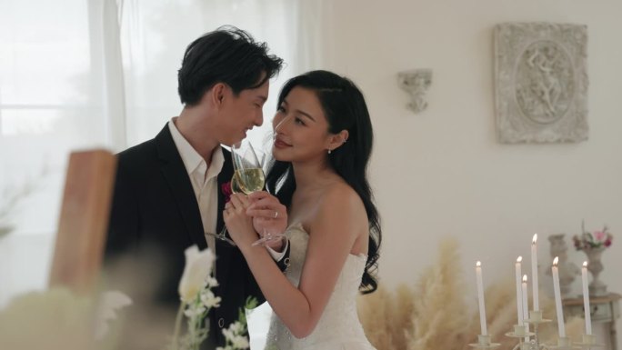 永恒的敬酒，一个亚洲夫妇在他们的婚礼上的爱的交换