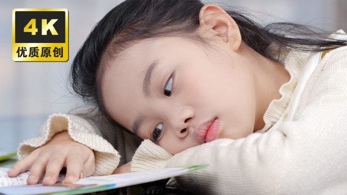 小孩看漫画书看书疲惫疲劳过度用眼近视眼