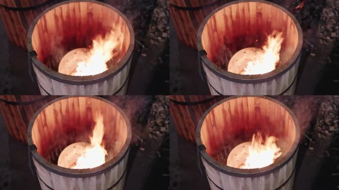 视频4k Prores HQ。在库珀的车间里，橡木桶里燃烧着火焰，用来烧制桶的内壁