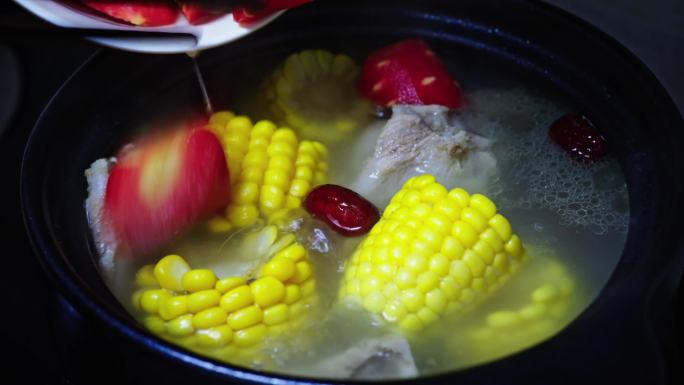 4k家庭做饭玉米排骨煲汤