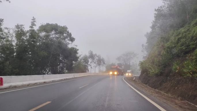 晨曦晨雾道路早晨晨雾雾天雾灯闪烁雾灯公路