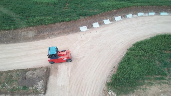 公路施工现场驱动的沥青压实机橡胶轮鸟瞰图。老式气动紧凑型压路机的六个实心轮，用于修路或筑路。