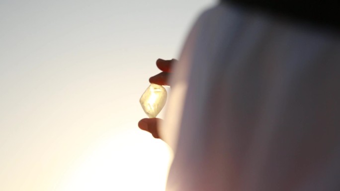 10沙漠 阿拉伯人 举起宝石玻璃 玻璃