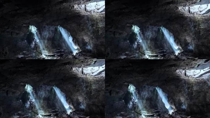 一个充满岩石和水的洞穴