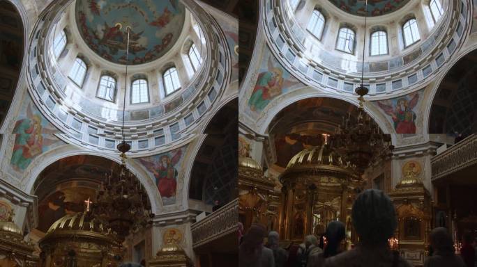 东正教堂拱顶天花板上的壁画。周日的教堂礼拜。俄罗斯东正教教堂内部。人们在基督教教堂里向上帝祈祷。