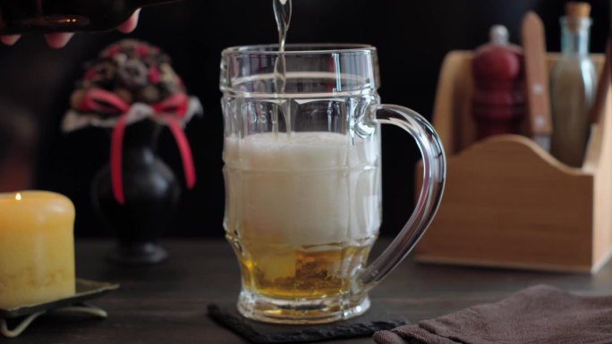 酒吧里靠壁炉的杯子里倒着啤酒