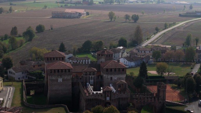 Rocca Sforzesca di Soncino，克雷莫纳，意大利，正午，秋天，无人机。以乡村为