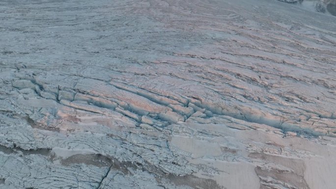 从鸟瞰的角度看，冰川展开了它迷宫般的裂缝和山脊，被无人机向上移动的画面放大了。