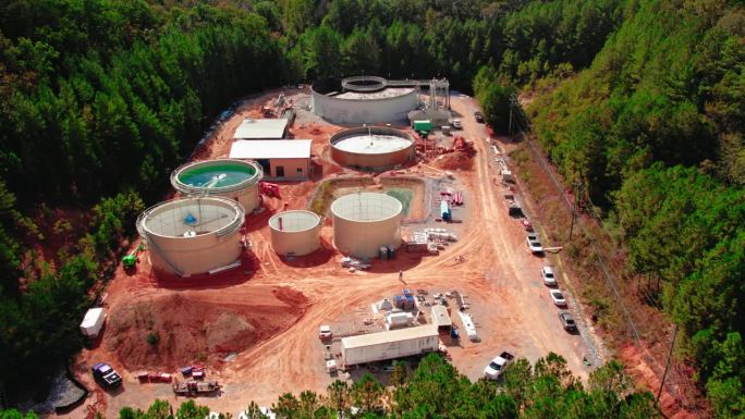 建设中的森林污水处理厂。美国