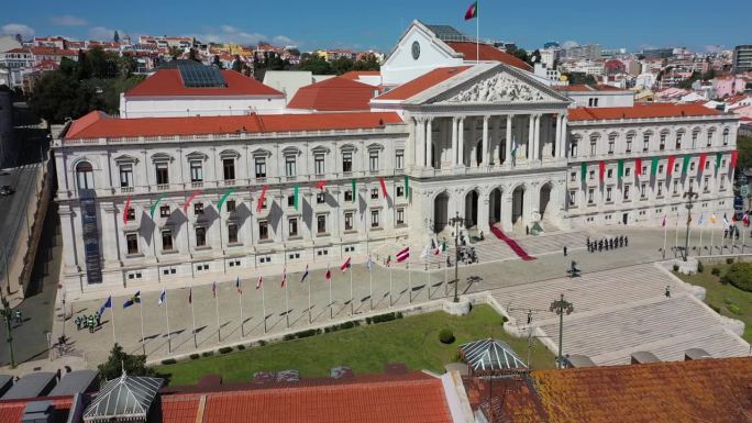 葡萄牙首都里斯本的一次活动中，圣本托宫是葡萄牙共和国议会所在地。——空中