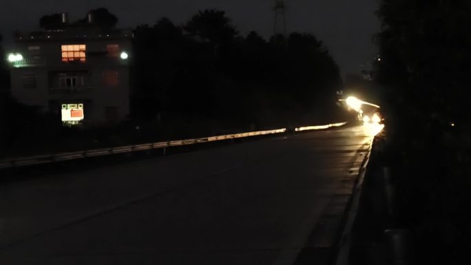 公路夜色天色渐暗黑夜来临傍晚开车回家路上
