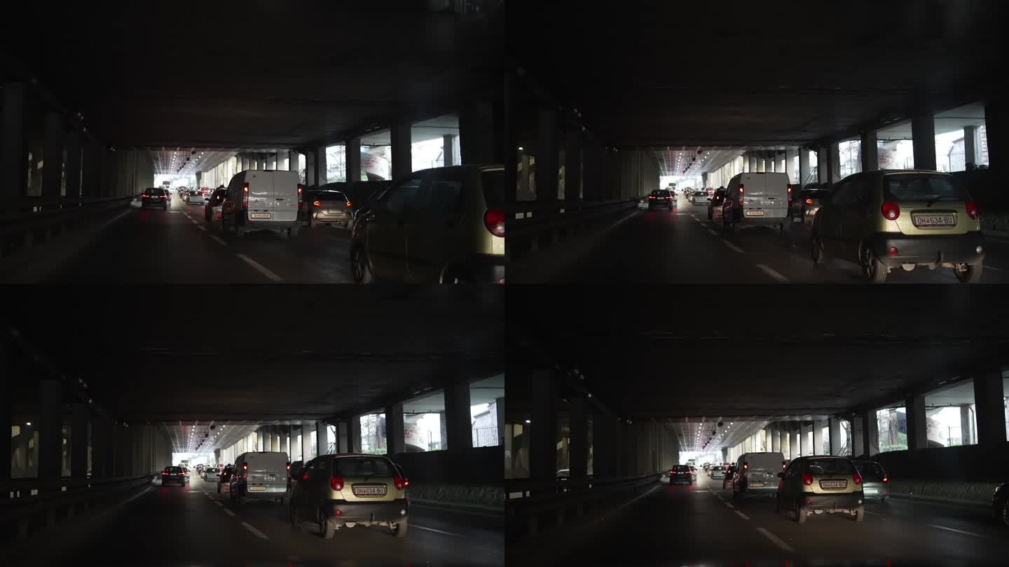 在斯科普里市的隧道通道，交通正在高峰时间排队