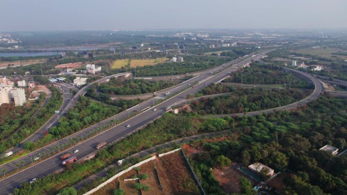 鸟瞰印度特伦加纳邦海得拉巴尼赫鲁外环路。日间无人机拍摄