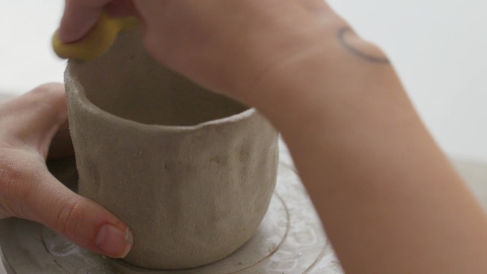 用转轮和海绵巧妙地将粘土塑造成杯子，令人着迷的技巧展示