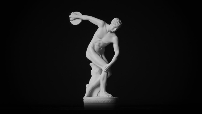 Myron的希腊掷铁饼者大理石雕塑，在黑色背景上旋转