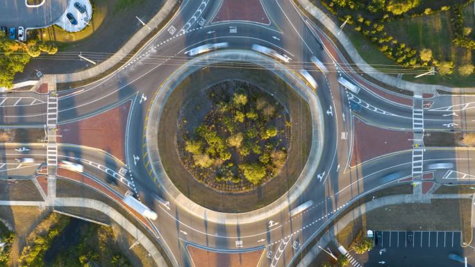 城市街道交通的俯视图在环形交叉路口与快速移动的汽车。城市循环交通十字路口延时图