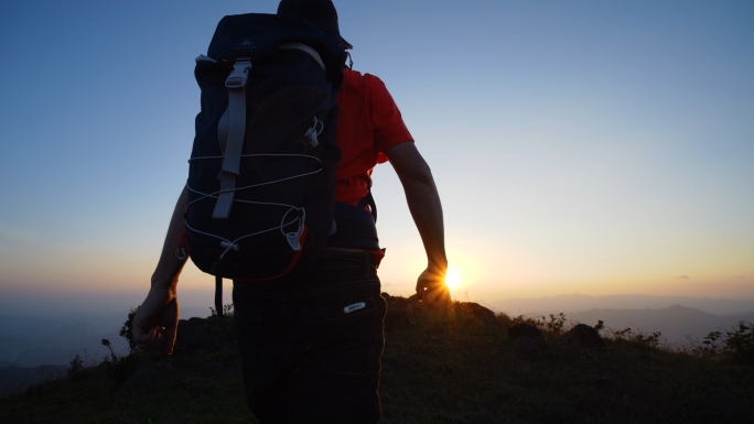 登山攀登攀爬爬山阳光人物脚步身影