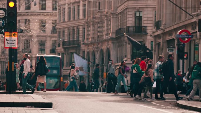 慢镜头拍摄的是伦敦市中心牛津马戏街高峰时段拥挤的通勤人群