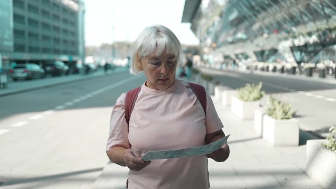 旅行，旅行，机场和兴奋的迷路的女人用旅行地图在机场航站楼附近使用智能手机。背包者凭身份证件查询国际注