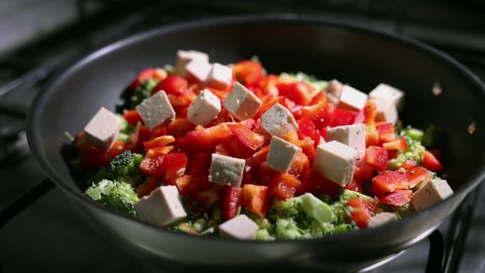准备豆腐炒菜。素食
