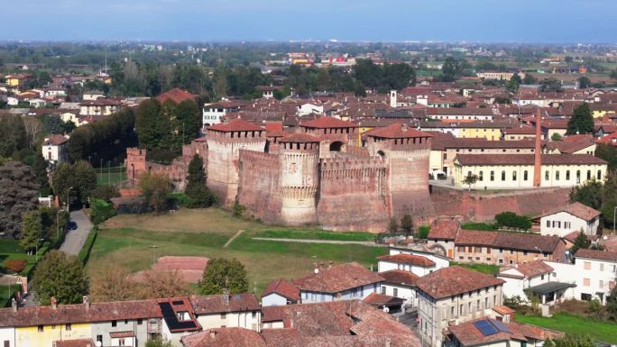 Rocca Sforzesca di Soncino，克雷莫纳，意大利，正午，秋天，无人机。