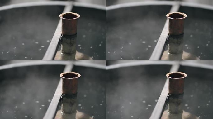 自制酿酒厂铜锅炉中的蒸汽蒸发。制作私酿杜松子酒、白兰地、干邑、威士忌、波旁威士忌、杜松子酒和苏格兰威