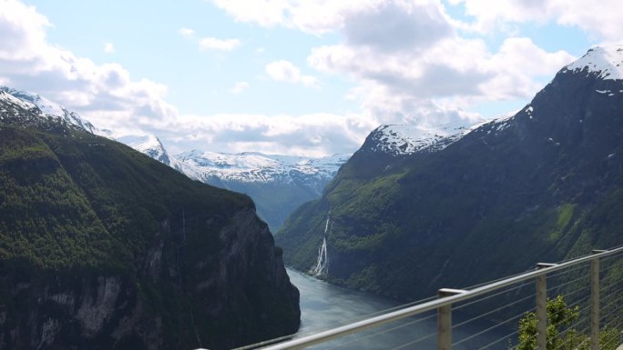 Geirangerfjord高角度山景与瀑布