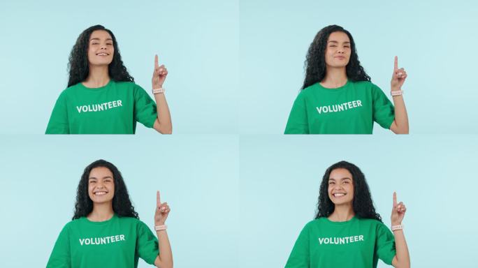 妇女，快乐的脸和指向志愿者展示广告和非政府组织的慈善信息。蓝色背景，工作室和是的模拟空间演示，非营利