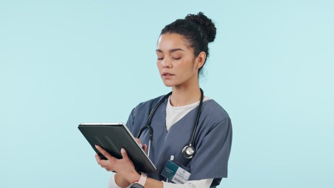 妇女、医生和平板电脑的研究、保健结果或远程保健对工作室背景。女性，医学或护士，从事在线搜索技术或网络