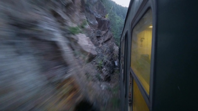 黎明时分，旅客列车在美丽的山林中行驶