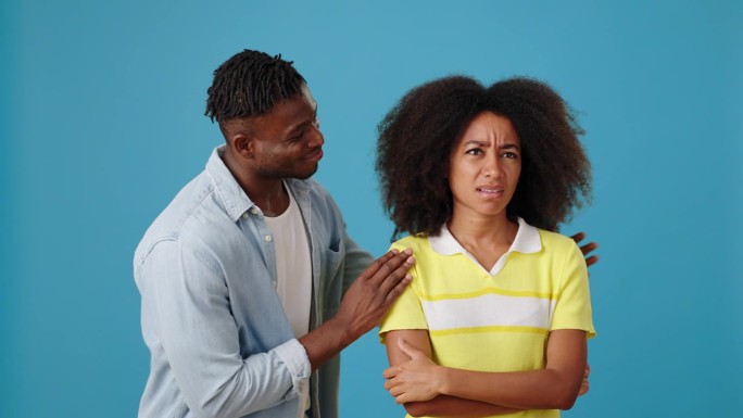 非洲裔美国男子向不安的黑人女友道歉