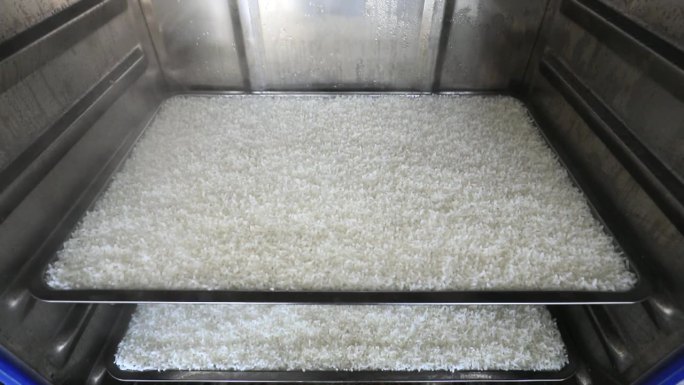 在中国北方的一家饭店里，蒸好的米饭放在蒸笼里