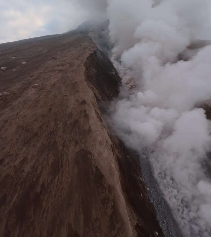 垂直视频。火山活跃喷发，峰顶热熔岩烟流，灾情极端