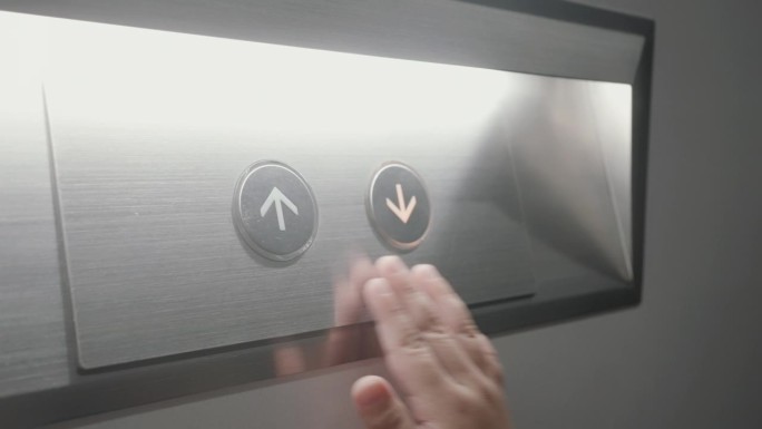 男孩的手在按电梯按钮。