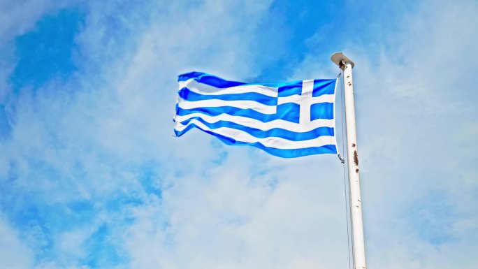 雅典，蓝天背景上国旗的九个蓝白相间的横条纹。