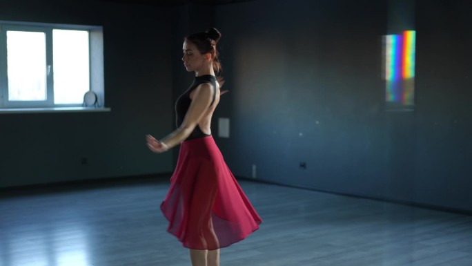 镜头捕捉到一个美丽的芭蕾舞女演员在编舞室训练的镜像。