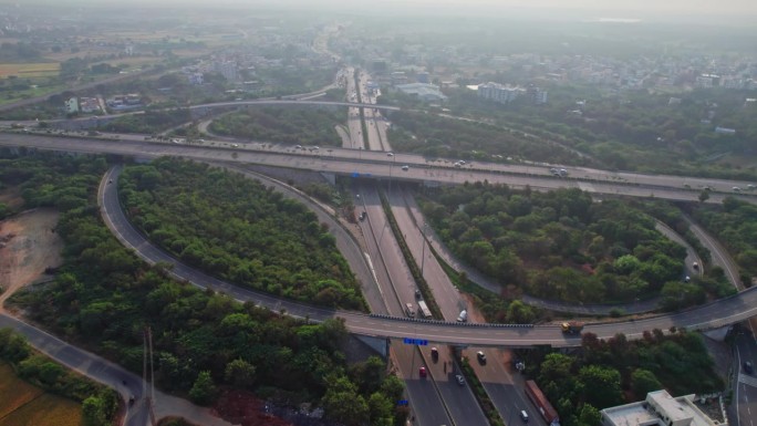 高架公路交叉口航拍图。交叉高速公路立交桥。尼赫鲁外环路高速公路的俯视图，显示了特伦加纳邦海德拉巴德瓦