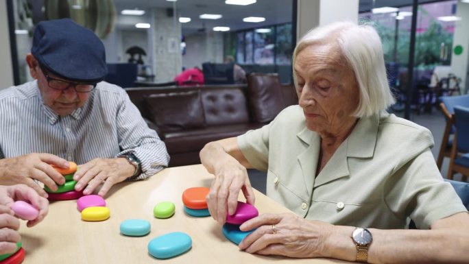 老人在养老院解决脑力游戏