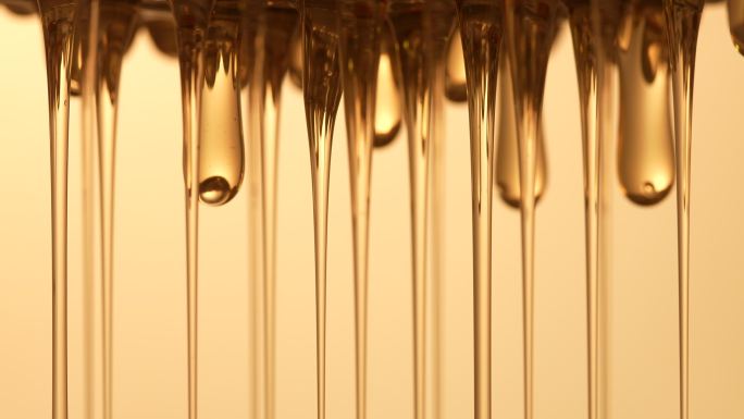 金黄的蜂蜜蜂蜡精油液体滴落