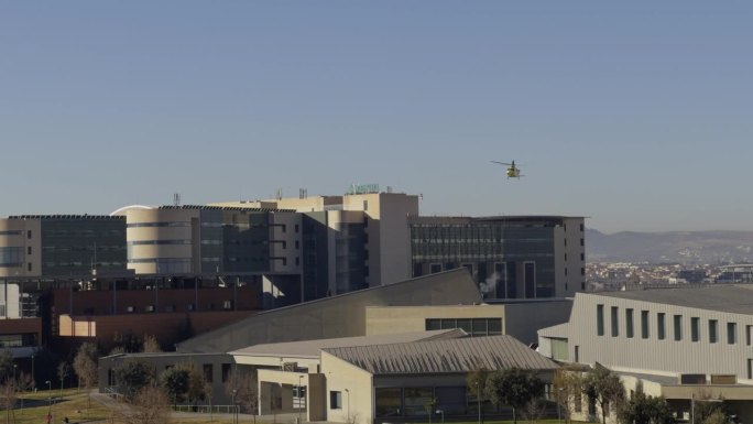 直升机降落在圣塞西利奥大学医院屋顶上。