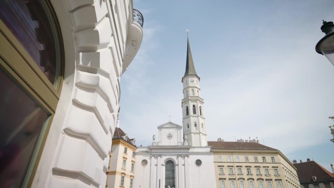 奥地利维也纳迈克尔广场上的圣迈克尔教堂和其他建筑