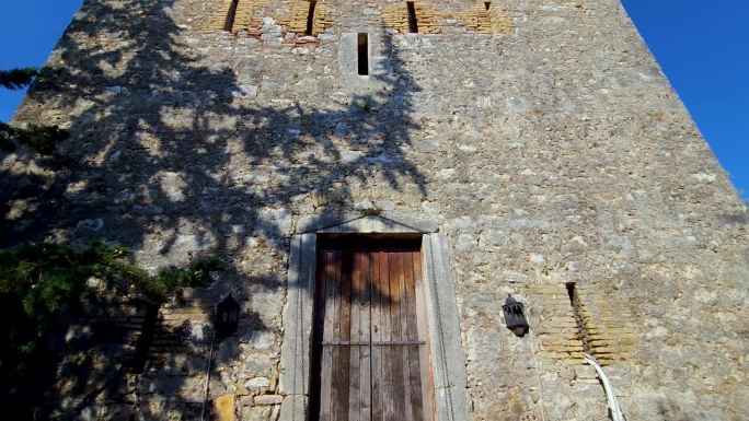 历史之门:布特林特古城入口塔，被游客和历史爱好者所崇敬的考古奇迹
