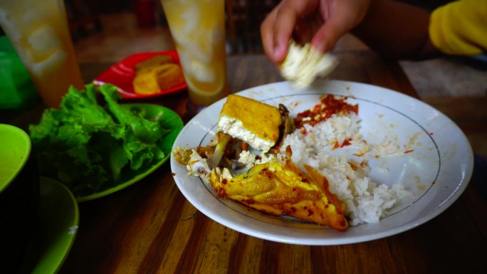 午餐:白米饭、炸鸡和炸豆腐