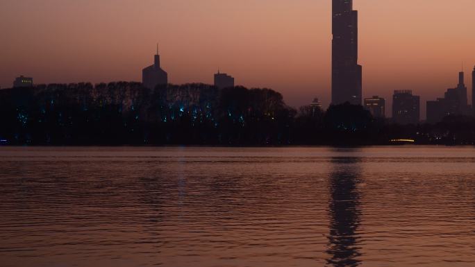 夜色降临时南京玄武湖傍晚湖边景色2