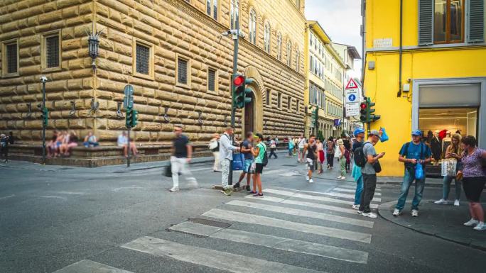 意大利托斯卡纳佛罗伦萨夏季周末交通拥堵的购物街上的人群和旅游旅客步行和人行横道的时间流逝