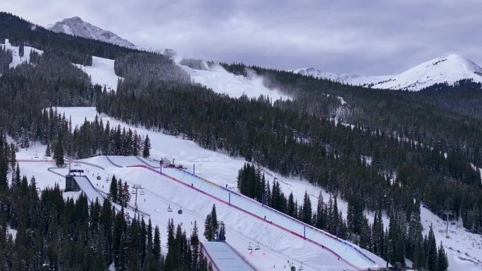 造雪半管大空中跳跃滑雪滑雪板缆车滑雪缆车空中无人机电影铜山基地科罗拉多冬季十二月圣诞节滑雪道小径景观