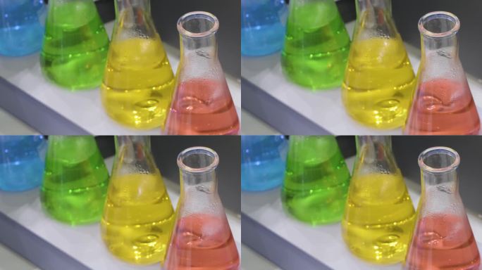 科学实验用玻璃烧杯中的液体混合。关闭了。分析实验室。混合溶液。实验室搅拌机。