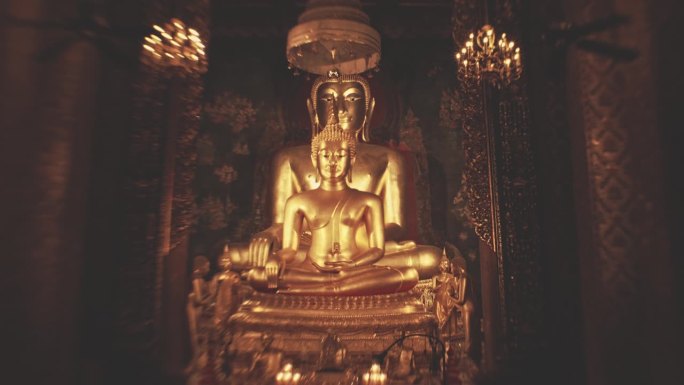 两尊佛像，正面是有600多年历史的佛祖